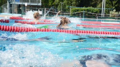 Bild: Gabi Schönberger
Vier Bahnen sind für den Triathlon im Schätzlerbad gesperrt. Die Schüler schwimmen 100 Meter, danach muss ein Haarbandgummi an den Staffelpartner weitergegeben werden. Es folgen drei Kilometer Fahrradparcour und 1,3 Kilometer Laufstrecke.