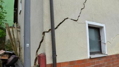 Bild: ll
Der größte Riss in der Fassade des unbewohnten Hauses, der sich nach Aussage von Nachbarn in den letzten Wochen vergrößert hat, verursacht maßgeblich die Einsturzgefahr.