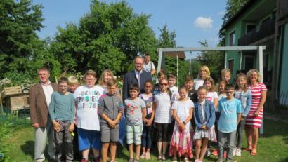 Bild: adj
Landrat Andreas Meier übergibt die Broschüre an die Klasse 4 b der Grundschule Neustadt (Mitte), Kreisjugendpfleger Jürgen Orlik (links) Schulrätin Margit Walter (rechts) und Rektorin Heike Merther (hinten, Dritte von rechts) freuen sich über die schönen Geschichten.