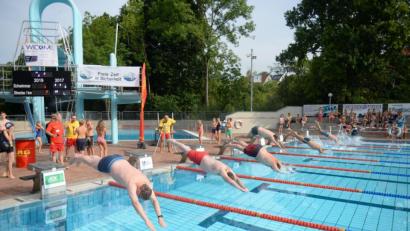 Bild: Andreas Brückmann
Der Start zur 15. Auflage des 24 Stunden Schwimmens im Hockermühlbad in Amberg.