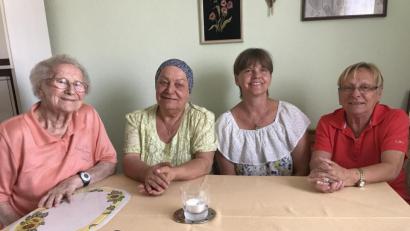 Bild: eig
Erna Meißner (Zweite von rechts) mit ihrer Ersatzmutter Irmgard Bauer (links), deren Lichtblick sie ist; mit im Bild die beiden Töchter Bauers, Elisabeth Nickl (rechts) und Andrea Holfeld.