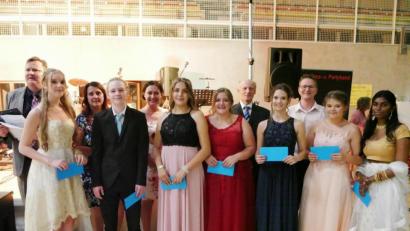 Bild: bnr
Zieleinlauf für den Abschlussjahrgang 2018/2019 an der Landgraf-Ulrich-Mittelschule. Das Foto zeigt die besten Absolventen der Klasse 10bM mit ihrem Klassenlehrer Oliver Fröhlich (hinten rechts) und den Ehrengästen.