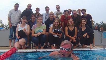 Bild: Kunz
Auch der Würzburger Universitätschor feuert die Schwimmer im Schätzlerbad an. Am Samstag und Sonntag tummeln sich Dutzende Chöre in der Stadt.