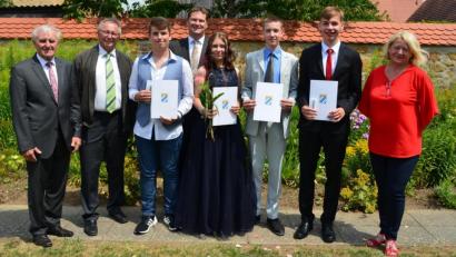 Bild: khg
Von links Helmut Klier, Heinrich Ruppert, Dominik Strobl (1,8), Konrektor Peter Großmann, Lea Kellner (1,7), Maximilian Heins (1,6), Tim Roider (1,9) und Rektorin Petra Ligensa.