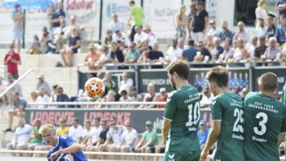 Bild: Ziegler
Ausgleich zum 1:1 in der 39. Spielminute für die DJK Gebenbach . Der junge Fabian Pirner (links) zirkelt einen direkten Freistoß mit perfekter Schusstechnik direkt in den linken Torwinkel.