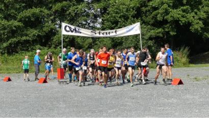 Bild: eib
Start der Männerklassen über 9200 Meter: Mit der Startnummer 214 im hellblauen Trikot der spätere Sieger Jiří Voják (M30) vom Sportverein Mílaři Domažlice (Taus), mit Startnummer 11 der zweitschnellste Swen Arnold (im orangen Trikot) von der DJK Weiden und Michael Knott (183) vom WSV Schönsee als Viertschnellster