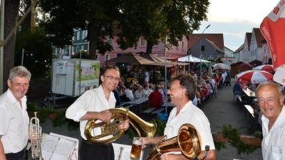 Bild: fjo
Die böhmische Kapelle "Domazlicanka" erfreut zum Bürgerfestauftakt mit Blasmusik und Gesang.