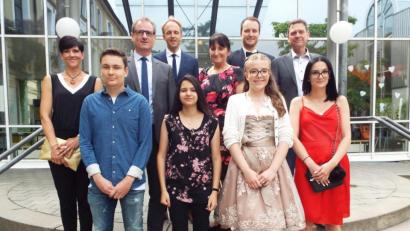 Bild: e
Die Jahrgangsbesten der Luitpoldschule Amberg (vorne von links): Nicolas Ippisch (Note 2,11) Narissa Radowan (2,2), Luisa Sklarz (1,56) und Melissa Dotzler (2,3) zusammen mit Schulleiterin Maria Schuller (Mitte), Stephan Tischer als Vertreter des Schulamts, Wolfgang Dersch als Vertreter der Stadt und Lehrern.