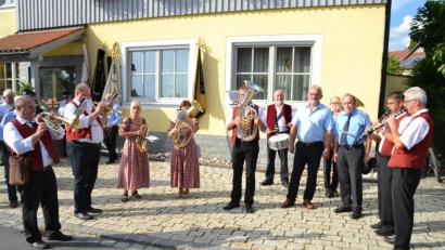 Bild: hcz
Die Blaskapelle Störnstein mit dem Püchersreuther Bürgermeister Rudolf Schopper und BSB-Bezirksvorsitzender Horst Embacher (Fünfter und Dritter von rechts).