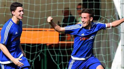 Bild: Gerd Büttner
Der Etzenrichter Andreas Koppmann (rechts) bejubelt seinen Siegtreffer, Teamkollege Christian Ermer freut sich mit.