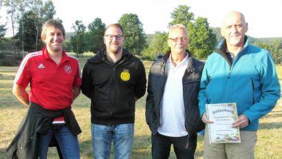 Bild: hl
Vorsitzender Christian Lukas gratuliert Volker Lukas, Herbert Eichner und dem Ehrenvorsitzenden Hans Wegmann (von links) zu ihren Gewinnen.