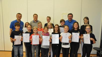 Bild: exb
Die Bläserklassenkinder mit Geschäftsführer Lothar Prechtl, Bläserklassenleiter Florian Herzog, Dirigentin Conny Gaschler, Vorsitzenden Peter Gaschler und Konrektorin Sabine Voggenreiter (von links).