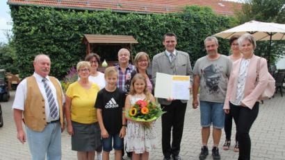 Bild: frd
Landrat Thomas Ebeling (Vierter von rechts) überreichte an die Familie Schafbauer die Urkunden, worüber sich auch Dritter Bürgermeister Josef Mösbauer (links) und Tourismusexpertin Alexandra Beier (rechts) freuten.