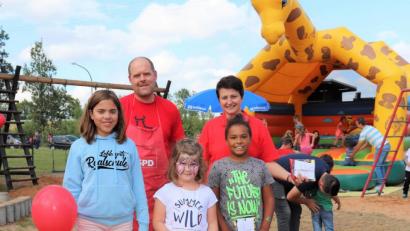 Bild: myd
Foto Siegerehrung: Vier Preisträger gab es vom Luftballonwettbewerb 2018. Bürgermeister Thorsten Hallmann und Stadträtin Anja Kirschsieper überreichten die Preise an (vorne v. li. )Marina Weiß, Lisa Neubauer und Julian Volkmer. Die Zweitplatzierte Emily Beer bekommt das Geschenk nachgereicht.