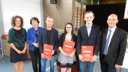 Bild: nn
Ryan Robert (Zweiter von rechts) wird Klassenbester mit einem Notendurchschnitt von 1,9. Sarina König und Wadim Giesbrecht (daneben) erreichen 2,3. Mit im Bild (von links) sind Konrektorin Eva-Maria Ficker, Rektorin Ulrike Neiser und Klassenleiter Uwe Prösl (rechts), die herzlich gratulieren.
