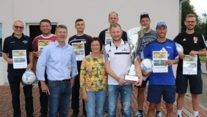 Bild: exb
Siegerehrung beim Bruckmüller-Cup mit SV-Vorsitzender Berta Meyer und Brauereiinhaber Anton Bruckmüller vorne).
