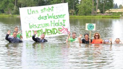 Bild: hcz
Mitglieder von "Parents for Future" und "Greenpeace" demonstrierten im Schätzlerbad für Klimaschutz.