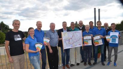 Bild: fz
Alexander Radlbeck (Dritter von links), Tachovs Bürgermeister Ladislav Macak (Vierter von links), Bürgermeister Thomas Meiler (Fünter von links), Landrat Andreas Meier (Sechster von rechts) und die Verantwortlichen präsentieren die Pirker Zoigltour.