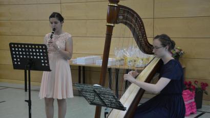 Bild: jr
Anja Sporer (an der Klarinette) wurde als Schulbeste mit der Note 1,08 ausgezeichnet. Hier musiziert sie mit Anna Bernreuther.