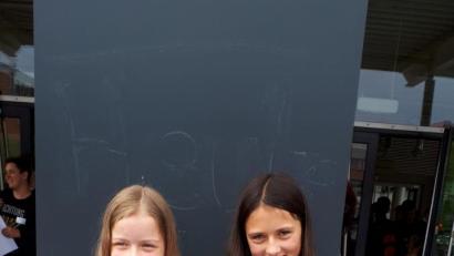 Bild: jzk
Johanna Hagn (links) und Luise Göhl freuen sich über ihre Siegerurkunde am Tag der Mathematik an der Universität Bayreuth.