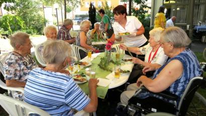 Bild: Hirsch
Im Kastaniengarten feierten die Bewohner mit ihren Angehörigen ein Sommerfest.