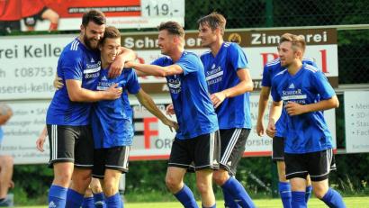 Bild: Werner Franken
Jubel nach dem Siegtreffer: Die Mannschaftskollegen umarmen Fabian Helleder (Zweiter von links), den Torschützen zum 2:1-Sieg der SpVgg SV Weiden in Aiglsbach.