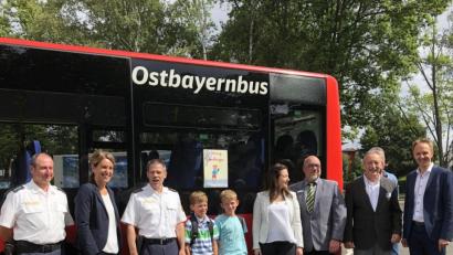 Bild: Dreifaltigkeits-Grundschule/exb
Das neue Plakat in den Bussen wird ab September die Autofahrer zur Vorsicht aufrufen. Von links: Oberkommissar Horst Strehl, Rektorin Marion Ott, Polizeidirektor Thomas Lachner, die Preisträger Max Jüntgen und Leopold Dirschl, Sabine Rappl vom Zweckverband Nahverkehr Amberg-Sulzbach, Stefan Schmidt (AOK), Gernot Schötz (Kreisverkehrswacht), Helmuth Pfeffer (RBO) und Schulrat Stephan Tischer.