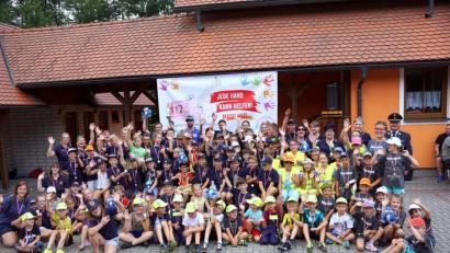 Bild: bkr
84 Teilnehmer aus der Gemeinde Immenreuth, aus Waldeck, Kulmain, Ebnath und Fuhrmannsreuth zählt die erste Kinderfeuerwehrolympiade im Landkreis – und ebenso viele Sieger. Diese ehrt Schirmherr Kreisbrandinspektor Otto Braunreuther (hinten rechts).
