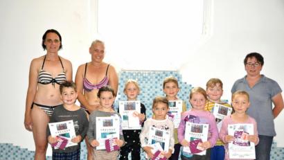 Bild: es
Diese Kinder können schwimmen: Sie freuen sich über ihr Seepferdchen, das ihnen Aquapädagogin Doreen Landgraf (Zweite von links) mit einer Urkunde überreicht. Christine Götz (links) und Leiterin Manuela Hinkel (rechts) unterstützen beim Schwimmkurs.