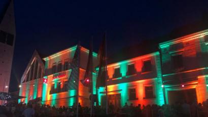 Bild: lep
Der Kirchenthumbacher Marktplatz ist beim Bürgerfest toll beleuchtet.
