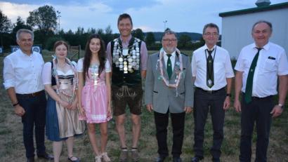 Bild: jr
Ihre neuen Regenten hat die Königlich privilegierte Schützengesellschaft Mitterteich proklamiert. Im Bild (von links) Bürgermeister Roland Grillmeier, Gesine Schurig, Jugendschützenkönigin Verena Friedl, Schützenkönig Matthias Wiendl, Josef Wurdack, „Kartoffelkönig“ Ulf Walther und Schützenmeister Wolfgang Friedl.