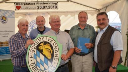 Bild: dob
Verdiente Mitglieder zeichnete Hans Holler, Präsident des Oberpfälzer Fischereiverbands (rechts) mit der goldenen und silbernen Ehrennadel aus. Darunter auch der gastgebende Vorsitzende Johann Dittmann (Mitte) und der Obmann des Oberpfälzer Fischereiverbands, Hans.Hermann Lier (links).