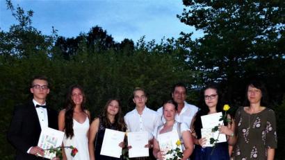 Bild: kal
Die Schulbesten mit ihren Lehrern: (von links) Jeremy Weis (M 10 G), Maika Piehler (M 10 a), Selina Haas (M 10 G), Lukas Wittmann (M 10 a), Maya Mayer (9 G), Rainer Kaleschke, Paula Tippmer (9 G) sowie Gabi Grüner-Kreillinger.