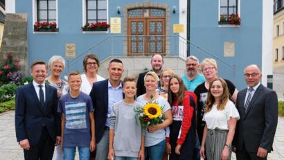 Bild: exb
Symbolkraft hat das Gruppenbild vor dem Rathaus. "Da will ich rein", sagt CSU-Bürgermeisterkandidat Marcus Gradl (Fünfter von links) nach der Nominierungsversammlung im Kreise seiner Familie und der politischen Freunde und Weggefährten.