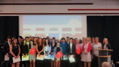 Bild: jzk
Für 56 Neunt- und Zehntklässler endet mit der Zeugnisübergabe durch ihre Lehrerinnen Claudia Schmied, Heidrun Schelzke-Deubzer und Rektorin Christine Wiesend (vorne, von rechts) die Schulzeit an der Mittelschule Kemnath.