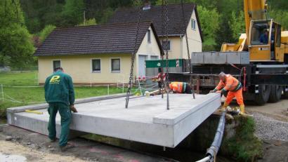 Bild: rrd
Über diese Brücke rollt der Verkehr in Hirschbach jetzt wieder zum Adlersberg.