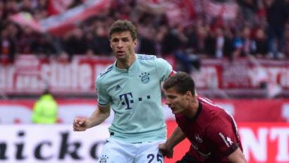 Bild: bmr
Patrick Erras (rechts/hier im Duell mit Thomas Müller) spielt seit dem Jahr 2007, seit der D-Jugend, für den 1. FC Nürnberg.