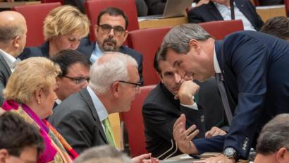 Bild: Peter Kneffel/dpa
Ministerpräsident Markus Söder (rechs, CSU) spricht mit CSU-Fraktionschef Thomas Kreuzer im Plenarsaal des bayerischen Landtags.