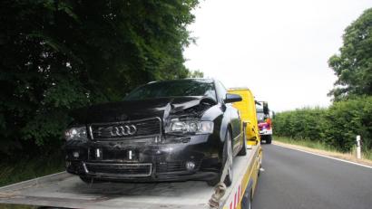 Bild: wro
Der Audi ist eines von drei Fahrzeugen, die durch den Unfall beschäftigt wurden. Drei ihrer Insassen zogen sich dabei Verletzungen zu, die ambulant behandelt werden mussten.