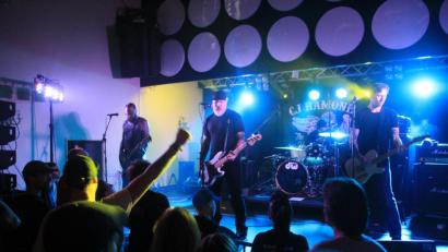 Bild: kmo
Ein Highlight für Punrock-Fans: CJ Ramone, Bassist bei den Ramones, rockte am Freitag bei "Laut gegen Nazis" den Casino-Saal.