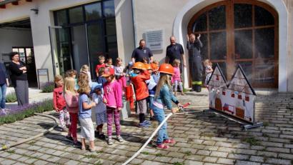 Bild: ds
Erstaunlich schnell entwickeln die Kinder die erforderliche Zielgenauigkeit beim Löschen mit der Kübelspritze.