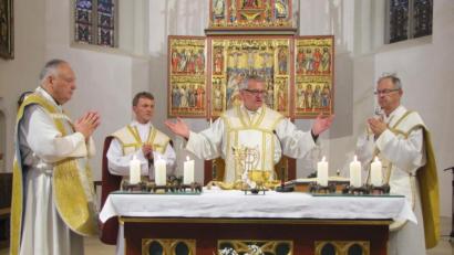 Bild: mdö
Diözesanjugendpfarrer Christian Kalis (Zweiter von rechts) führte die 387. Wallfahrt für die Kirche an. Mit im Bild (von links) Stadtpfarrer Georg Flierl, Kaplan Paul Gebendorfer und Pfarrer Martin Neumeier.