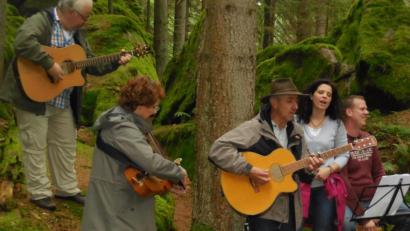 Bild: ui
Lieder auf der Naturbühne des Waldnaabtals spielen Thomas Gleixner (von links), Sabine Kroll, Gerhard Windschiegl, Carola Böhm und Thomas Urbanek bei der musikalischen Wanderung zum 25. Geburtstag der Hilfsaktion "Lichtblicke".