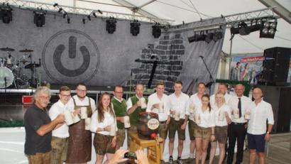 Bild: mmj
Sie stoßen auf das Gründungsfest an: Ehrenvorstand Karl Schwarz (links), Vorsitzender Andreas Bauer (Dritter von links), Braumeister Martin Spießl und Verkaufsleiter Markus Lernbecher (Brauerei Jacob/Fünfter und Sechster von links) mit aktuellen und ehemaligen Vorstandsmitgliedern des Burschenvereins.