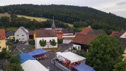 Bild: gri
Der Jakobiplatz in Freudenberg ist Schausplatz des "Woodstock der Blechmusik". Im Hintergrund der Johannisberg mit seiner Wallfahrtskirche.