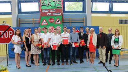Bild: mp
Die acht besten Absolventen der Mittelschule wurden Schulleitung, Klassenlehrer und Vertreter des Schulverbandes besonders geehrt.