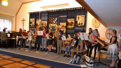 Bild: gi
Die Musikschüler der Musikschule Moosbach zeigen beim Jahresabschlusskonzert im Rathaussaal ihr Können.
