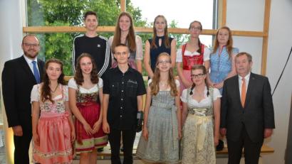 Bild: dob
Christina Bartmann aus Hagendorf und Elisabeth Stangl aus Eslarn (vorne, von rechts) beenden ihre Realschulzeit mit dem Notendurchschnitt von 1,0. Sie erhielten wie alle anderen acht Schulbesten einen Geldpreis des Landkreises. Schulleiter Andreas Meier (rechts) und Landrat Andreas Meier (links) gratulieren.