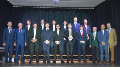 Bild: jr
Geehrt wurden die besten Absolventen: Im Bild in der unteren Reihe von links Schulleiter Stephan Drexler, Bürgermeister Bernd Sommer, Johannes Frank, Lukas Forster, Florian Schmidt, Josef Stier, Fabian Schiml, Bruno Salomon (Förderverein), Alfred Scheidler und Konrektor Reiner Summer. Obere Reihe (von links) Louis Gradl, Lukas Härtl, Simon Häring, Jonas Stuiber, Niklas Schmidt und Tizian Mittereder.