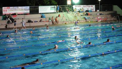 Bild: Andreas Brückmann
Auch nach 22 Uhr waren noch viele Schwimmer auf den Bahnen.